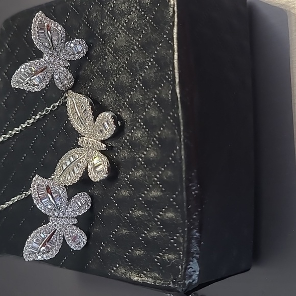 Butterfly Set Necklace & Earrings - Picture 9 of 10